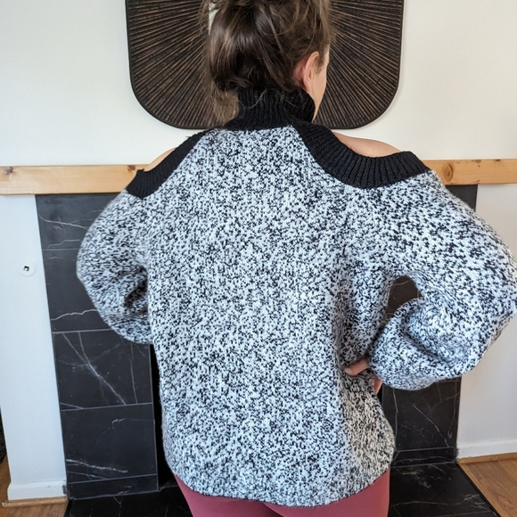 Women's POL Cold Shoulder Turtleneck Sweater Size Small Grey Black NWT - Picture 10 of 12